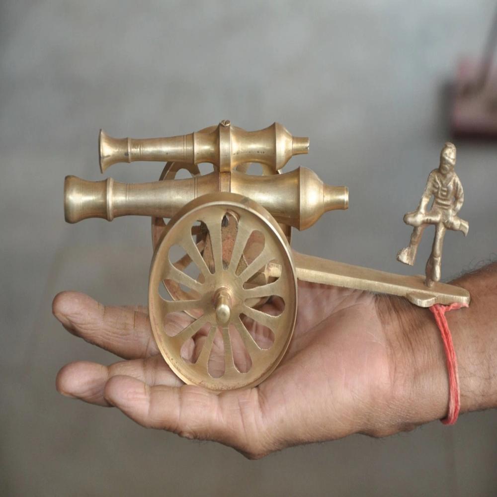 Brass Showpieces - Color: Golden