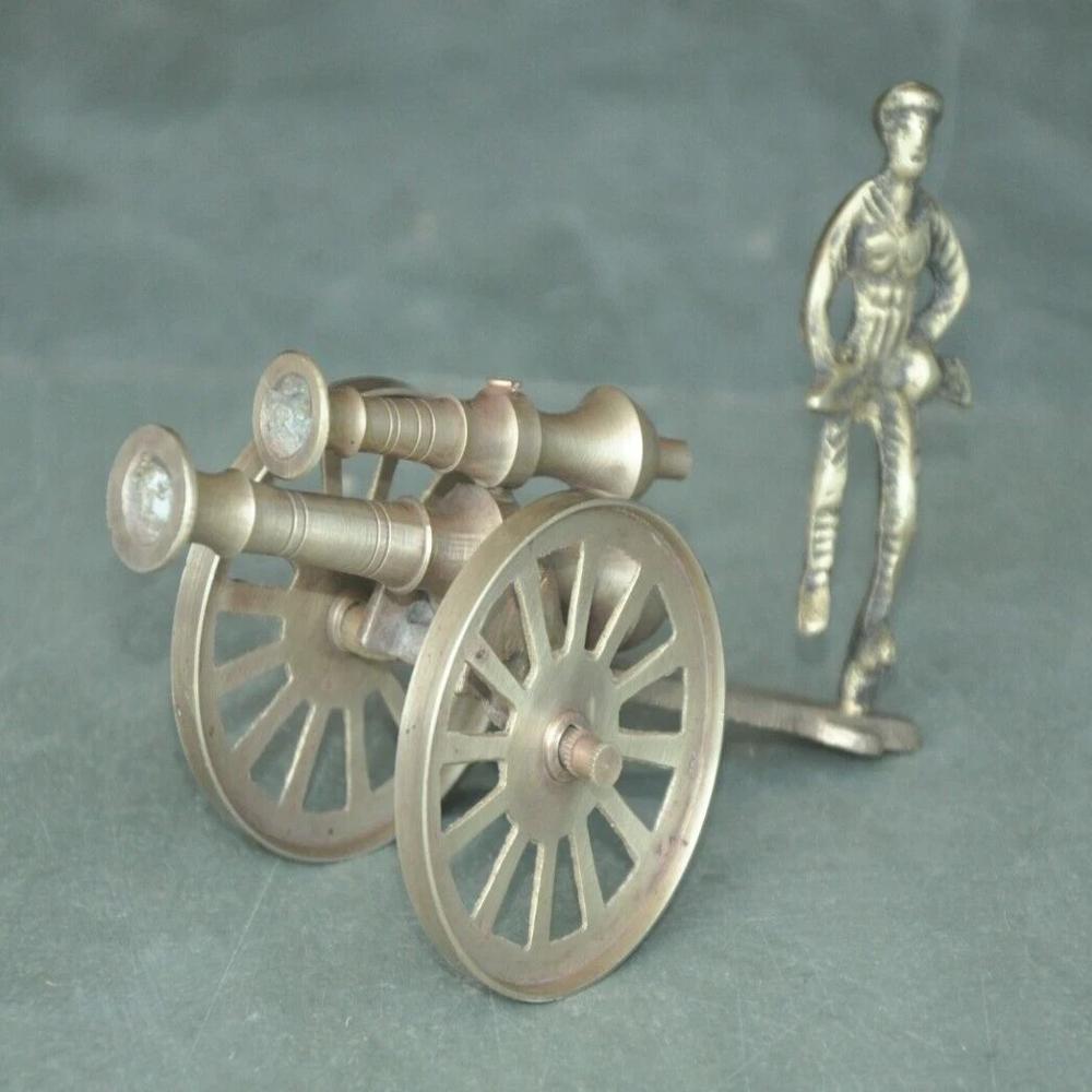 Brass Showpieces - Color: Golden