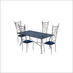 डाइनिंग सेट व्रॉट आयरन के बने हुए हैं।