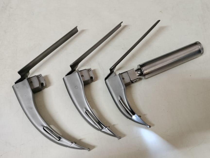 Laryngoscope Set of 4 Adult