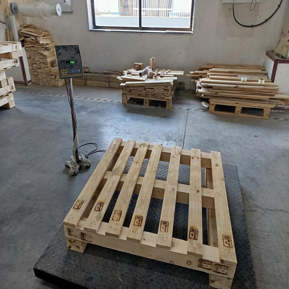 Industrial Pinewood Pallets - 1300mm X 1300mm, Grey Wood Material - Moisture, Moth, And Fungus Resistant
