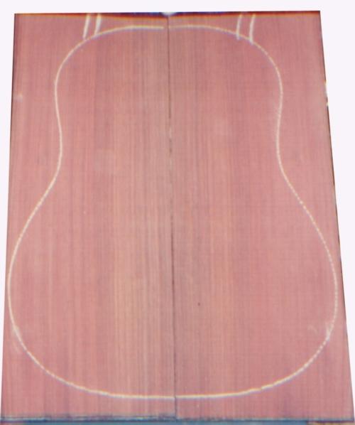 गुलाबी लकड़ी की गिटार की पीठ