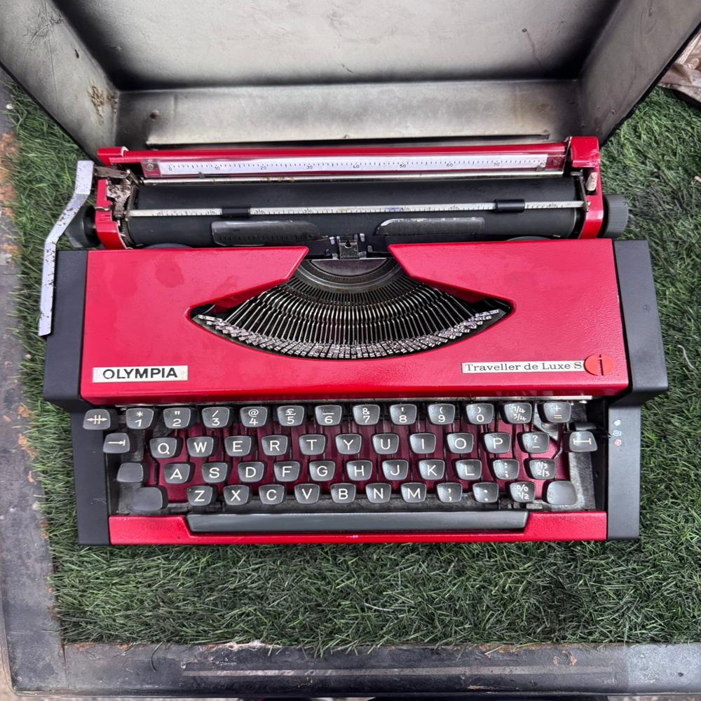 Antique Typewriter - Feature: Reusable