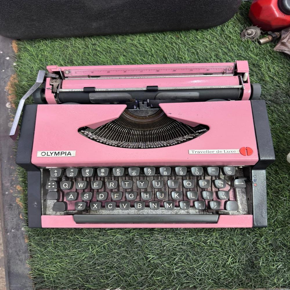 Antique Typewriter - Feature: Reuseable