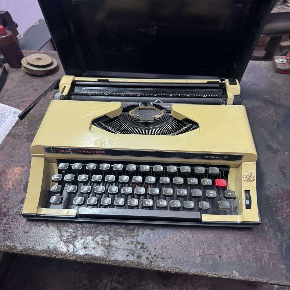 Antique Typewriter - Feature: Reuseable