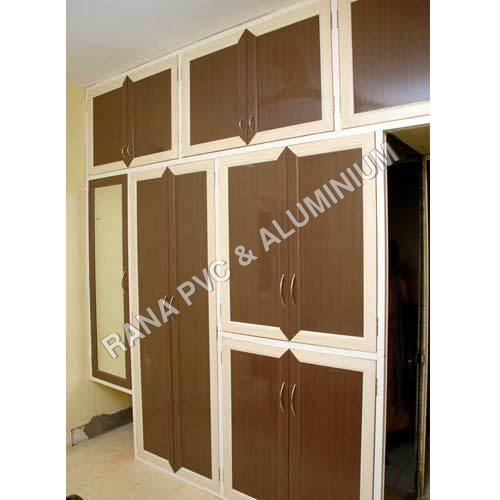 लकड़ी की आलमारी