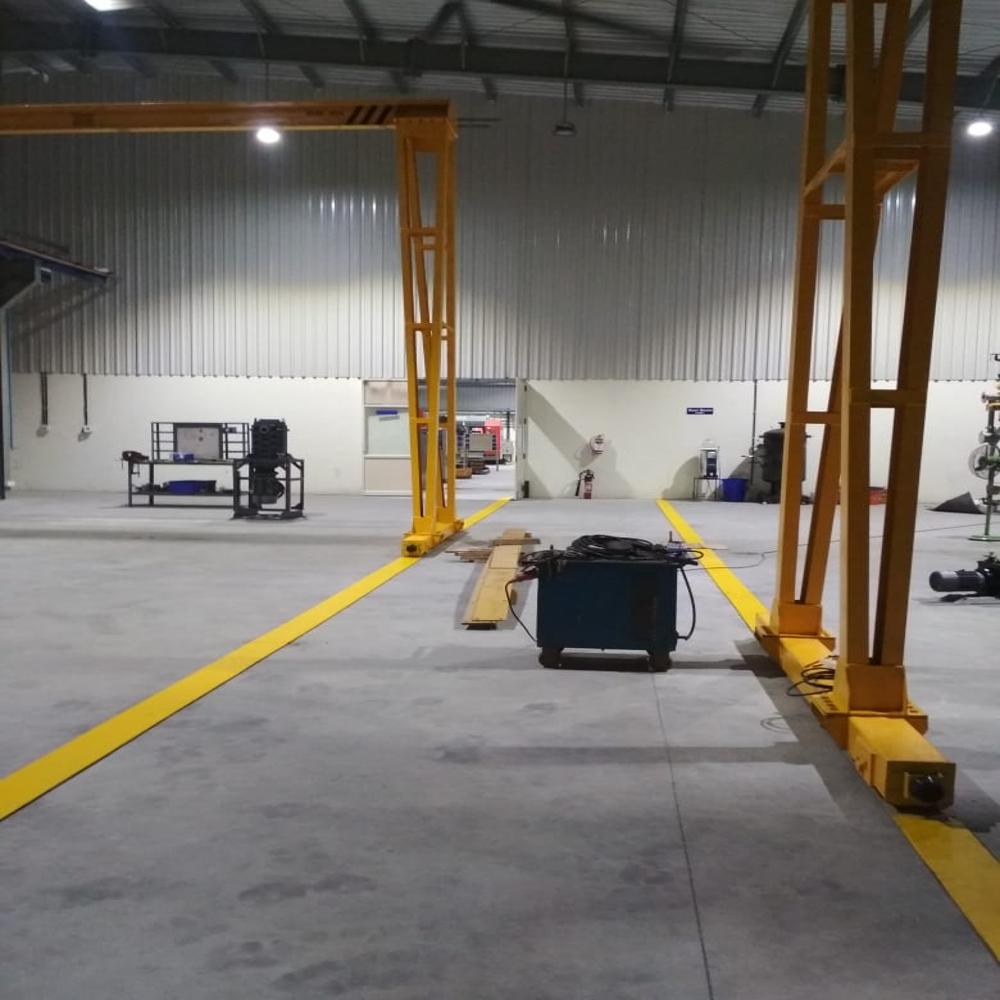 Semi Goliath Crane - Superior-grade Metal, Heavy Weight, Yellow Finish | Durable, Reliable, Emergency Stop Feature, Industrial Use