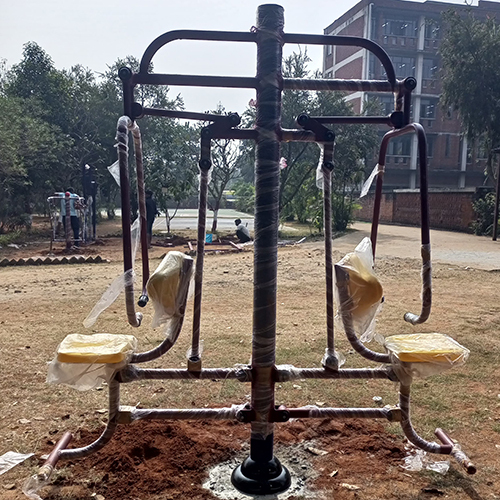 Manual Chest Press Outdoor Gym Equipment - Capacity: Two Persons Ton/Day
