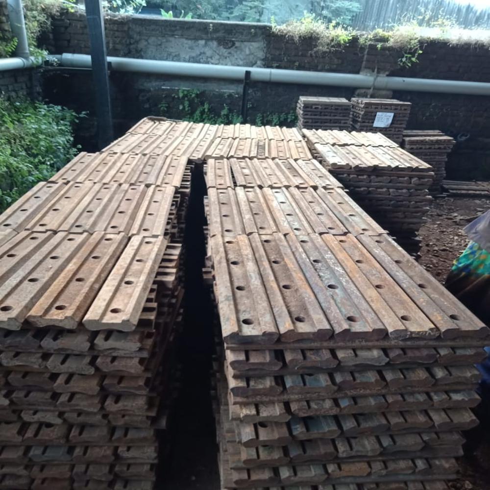 30 Lbs Fishplate - Color: Red Oxide