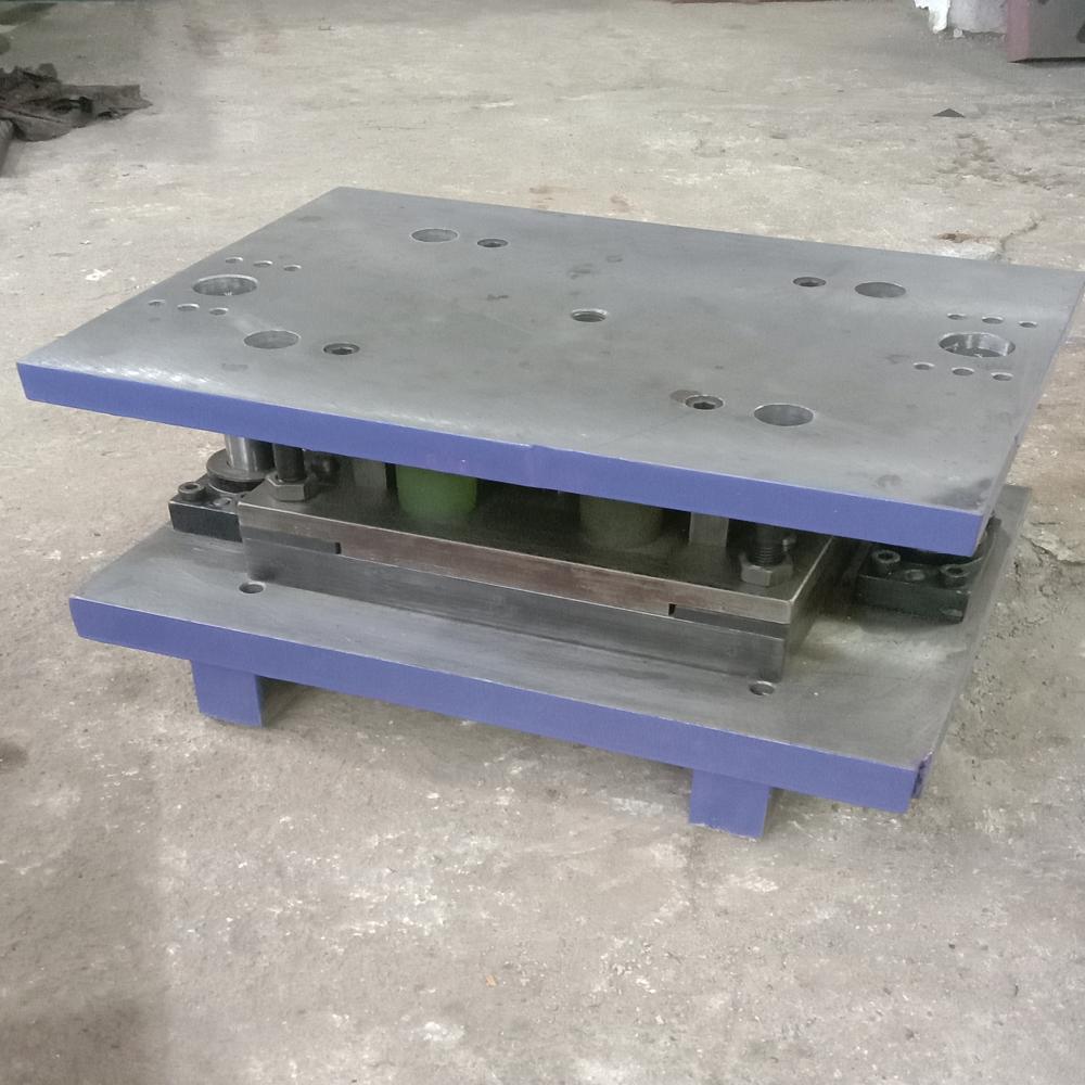 Mild Steel Angle Cleat Progressive Tool Die