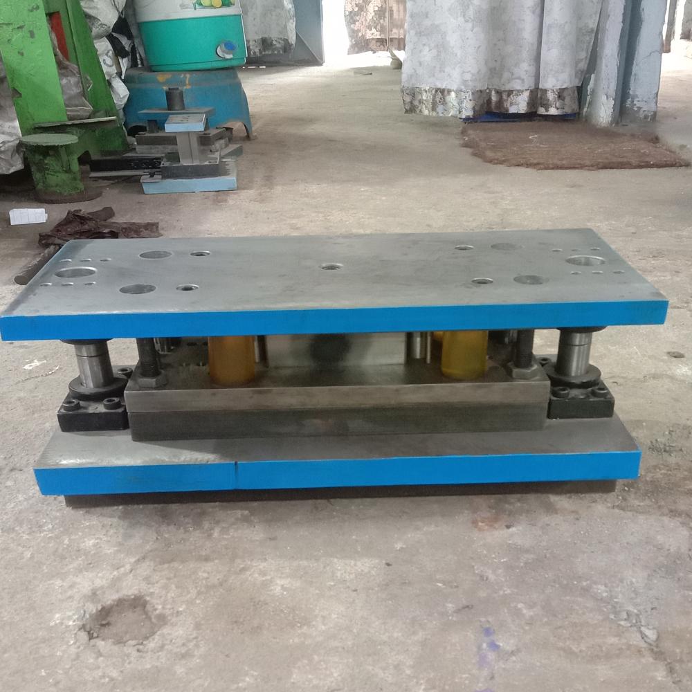 Mild Steel Angle Cleat Progressive Tool Die