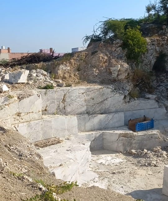 99% SiO2 Milky White Quartz Stone chips Crushed Quartz lumps for Decorative flooring and industrial purposes in bulk