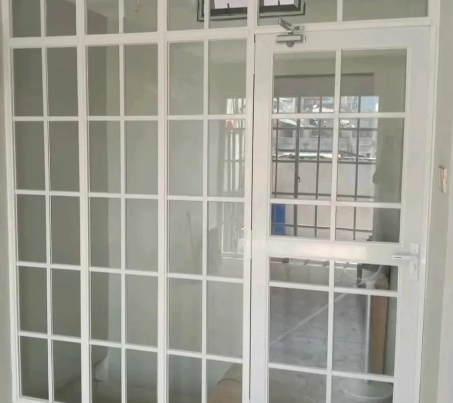 जॉर्जियन बार के साथ UPVC स्थिर और खुलने योग्य दरवाजे