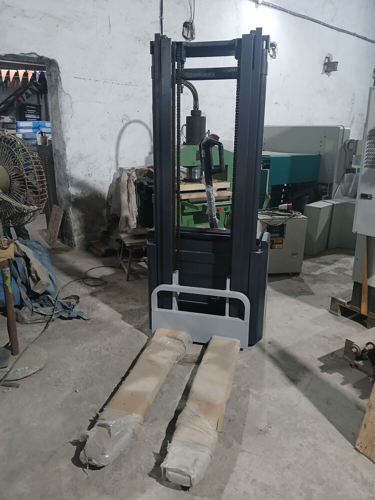Crown Pallet Lifter