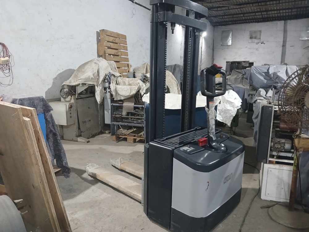 Crown Pallet Lifter