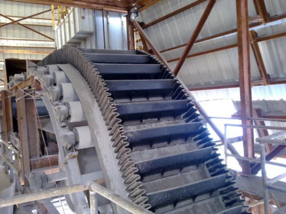 Steep Angle Conveyor Belt - Material: Rubber