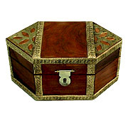 पारंपरिक लकड़ी का बॉक्स