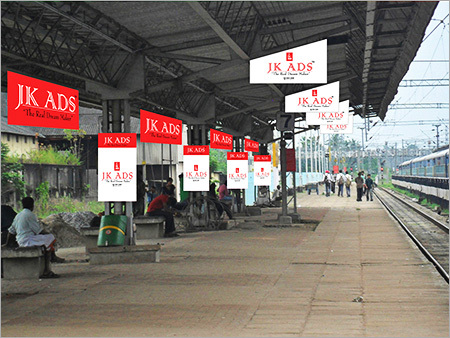 रेलवे स्टेशन लटकता है