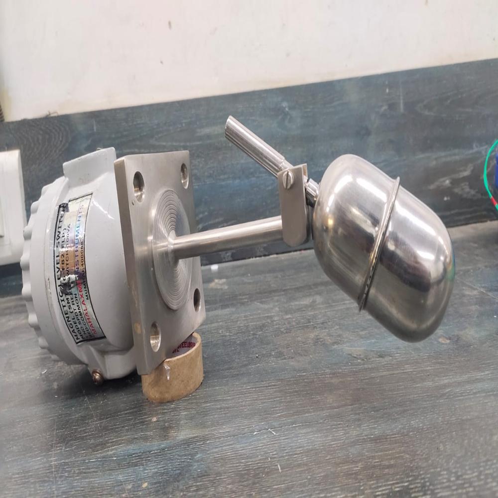 Side Mount Magnetic Level Switch - Stainless Steel Material | Silver Finish, Reliable Level Detection For Varied Applications