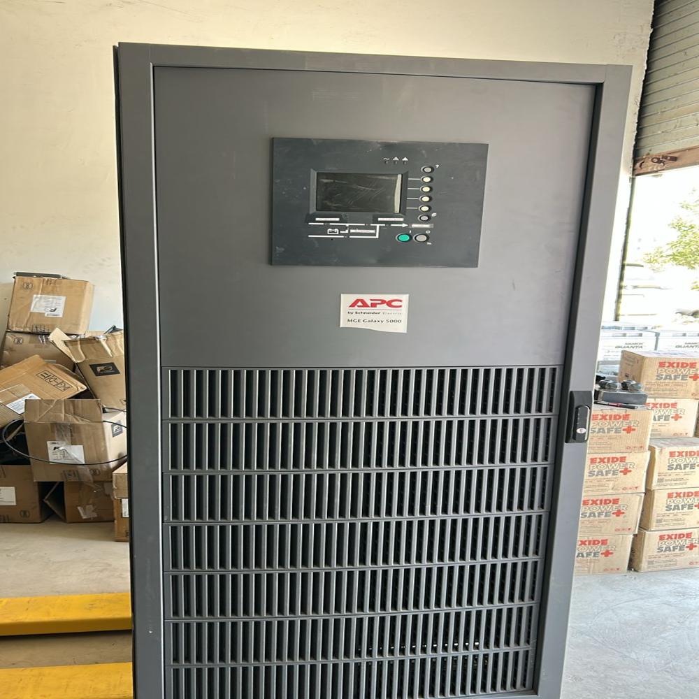 APC Galaxy 5000 120 KVA UPS एक उच्च क्षमता वाला बिना ब्रेक UPS है, जो आपकी बिजली की आवश्यकताओं को पूरा करने के लिए उत्कृष्ट सुरक्षा और विश्वसनीयता प्रदान करता है। यह प्रणाली विशेष रूप से महत्वपूर्ण व्यावसायिक अनुप्रयोगों के लिए डिज़ाइन की गई है और इसमें ऊर्जा दक्षता और उच्च प्रदर्शन की विशेषताएँ शामिल हैं।