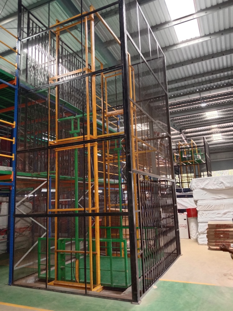 Double Side Cylinder Hydraulic Goods Lift With Gates And Side Full Mesh Cover