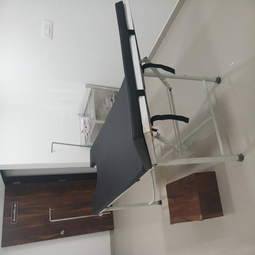 Gynec Examination Table - Dimension (L*w*h): 1830x 610x 825 Millimeter (Mm)