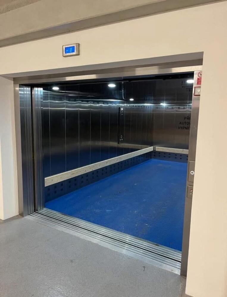 Car Lift Gor Showroom