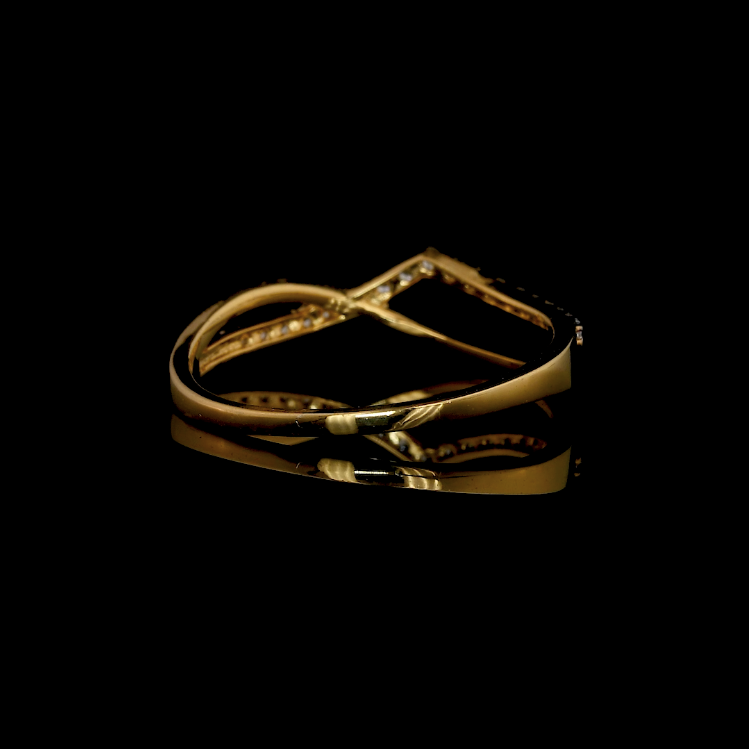 Elegant Curved Diamond Gold Ring