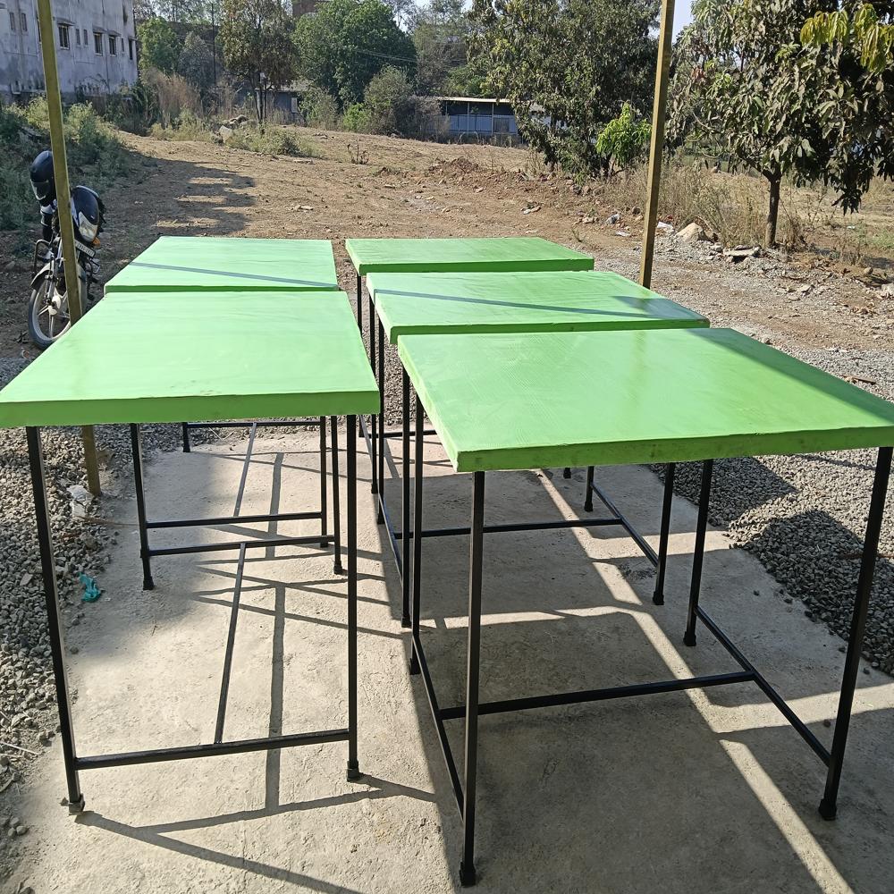 Polyhouse flower cutting table