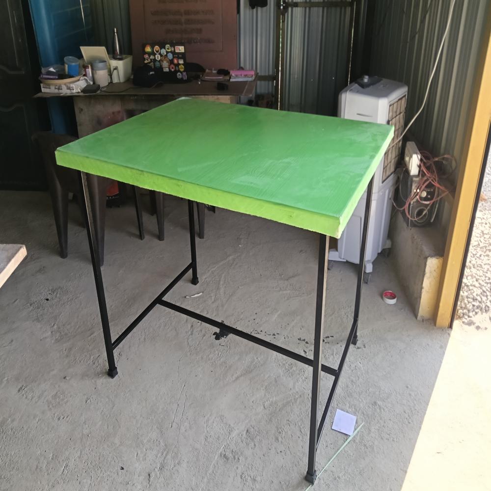 Polyhouse flower cutting table