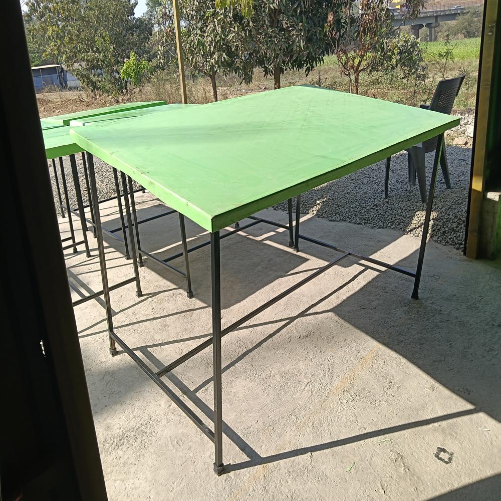 Polyhouse flower cutting table