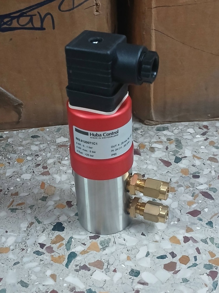 HUBA_CONTROL Differential Pressure Transmitter MODAL 692.9120071C1  RANGE 0 TO 1 BAR