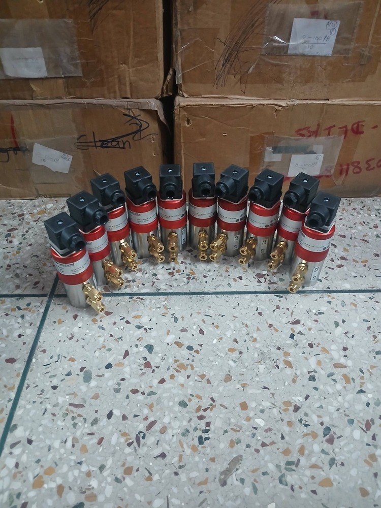 HUBA_CONTROL Differential Pressure Transmitter MODAL 692.9120071C1  RANGE 0 TO 1 BAR