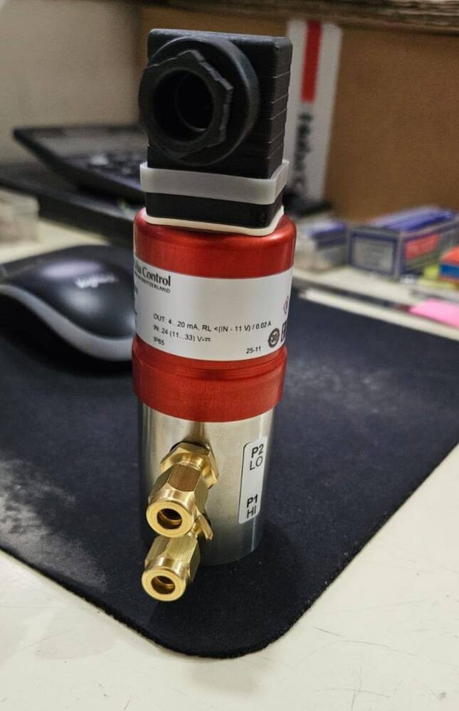 HUBA_CONTROL Differential Pressure Transmitter MODAL 692.9120071C1  RANGE 0 TO 1 BAR