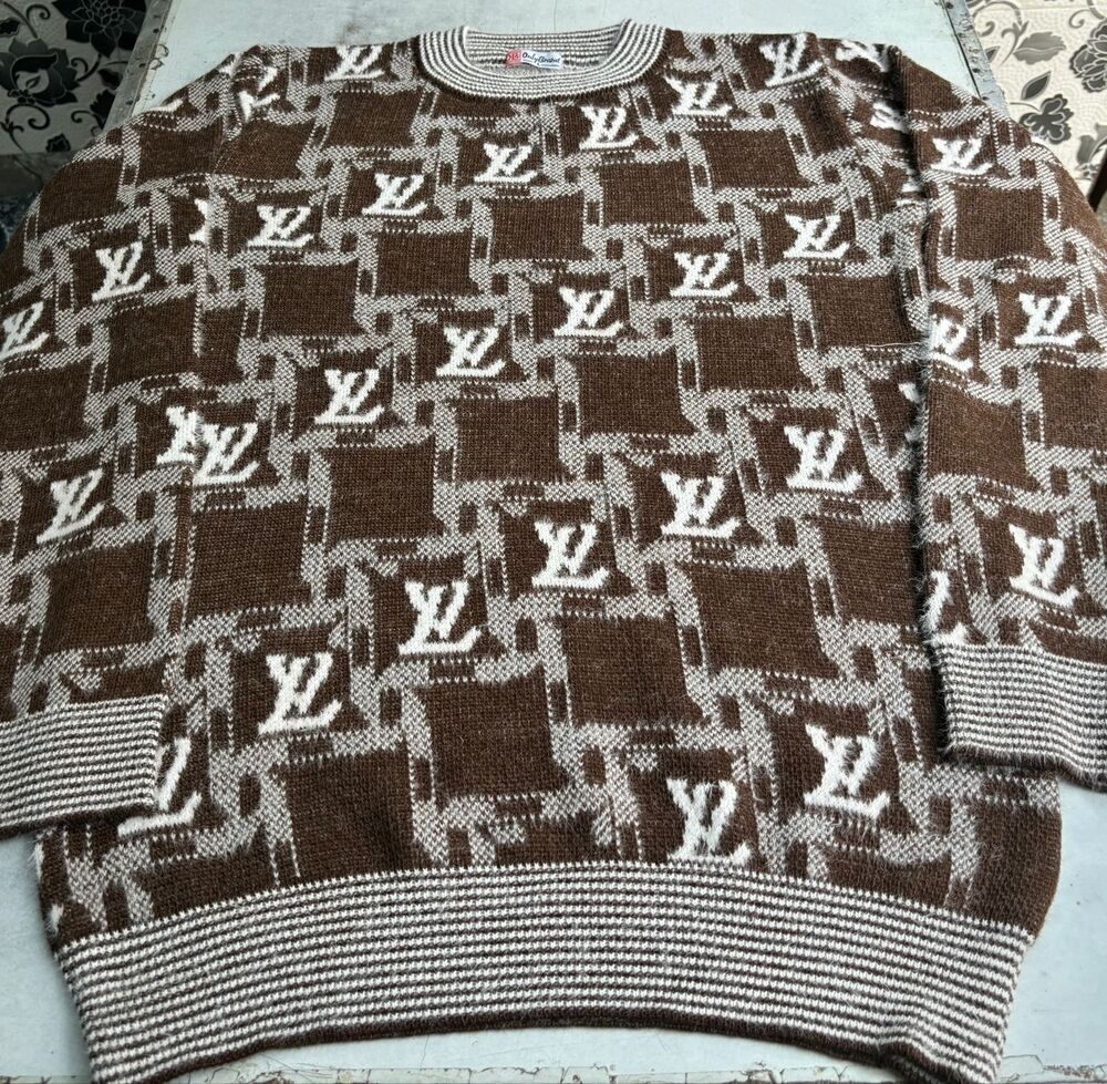 Printed Pullover - Size: Medium