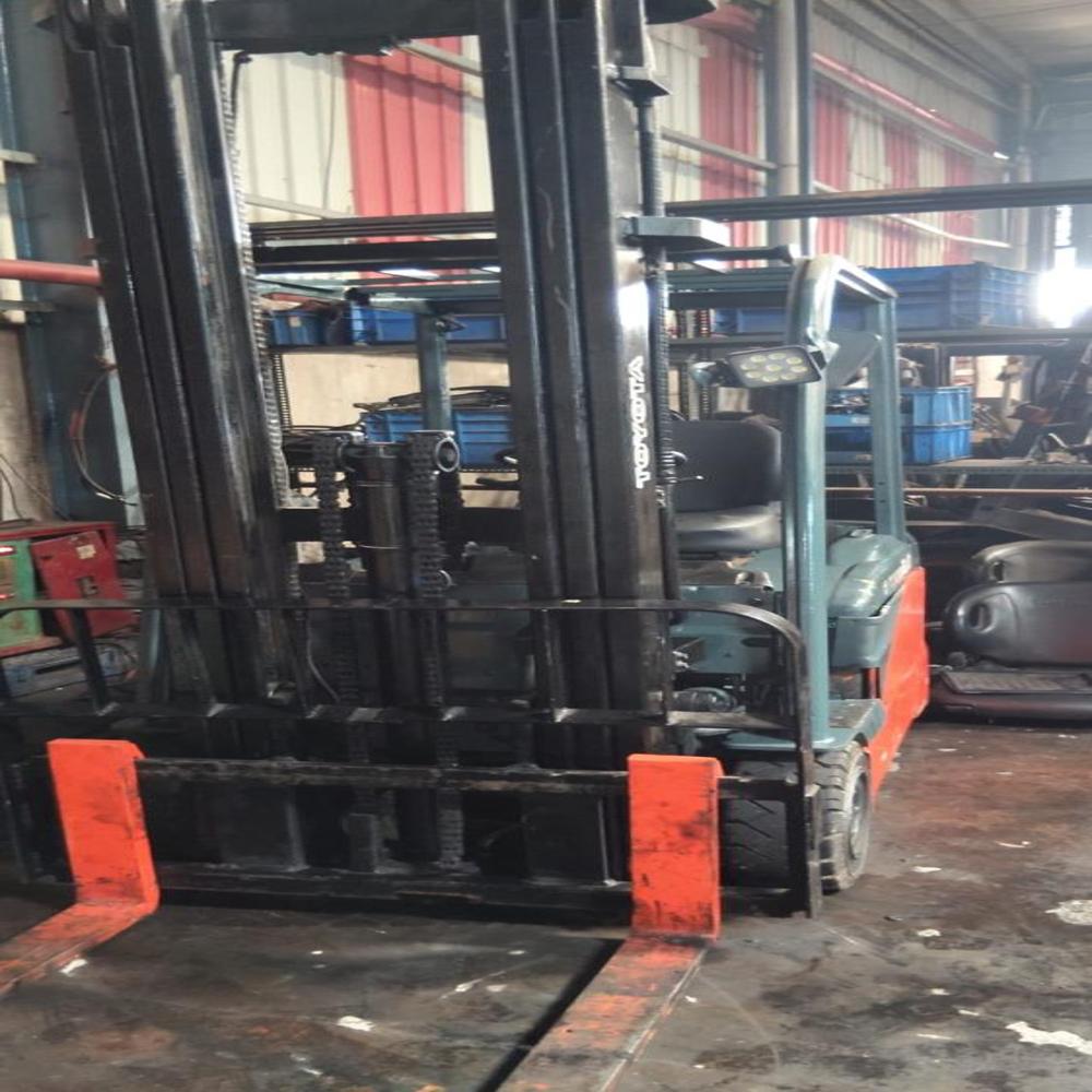 2.5 Ton Battery Operated Rental Forklift - Color: Red And Black