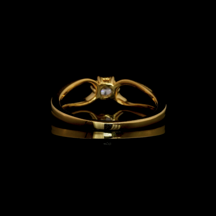 Solitaire Infinity Loop Engagement Ring - Diamond Carat Weight: 18 Carat