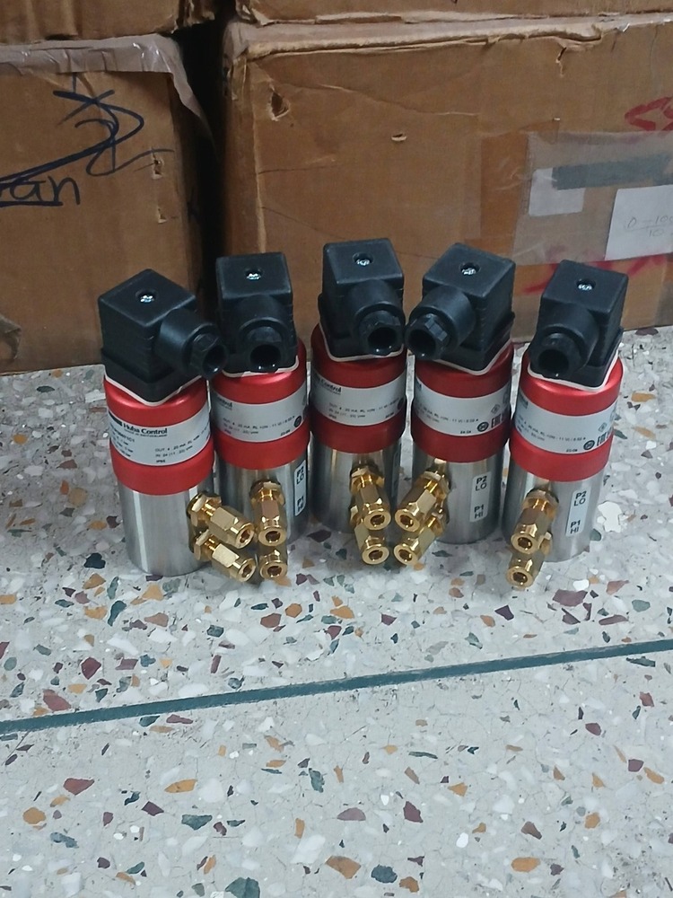 Huba Pressure Transmitter Model 692.940001101 Range 0 TO 0.2 Bar