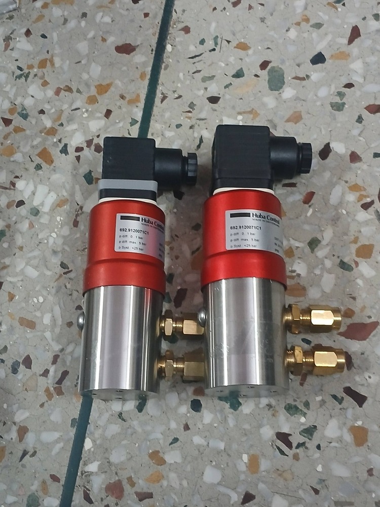 Huba Pressure Transmitter Model 692.940001101 Range 0 TO 0.2 Bar
