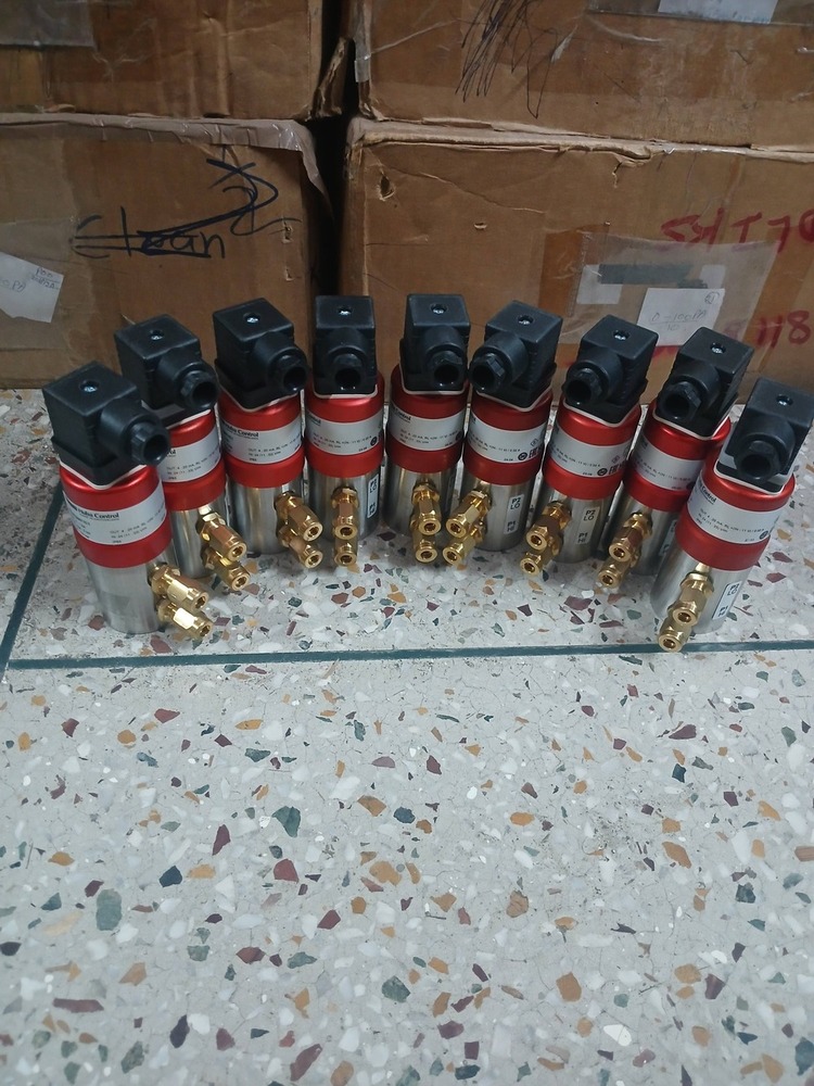 Huba Pressure Transmitter Model 692.940001101 Range 0 TO 0.2 Bar