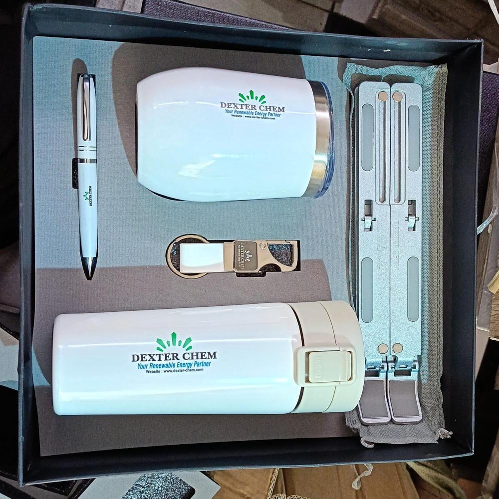 Deluxe 8-in-1 Corporate Tech Gift Set