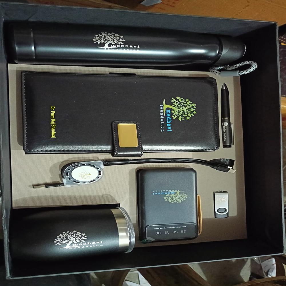 Deluxe 8-in-1 Corporate Tech Gift Set