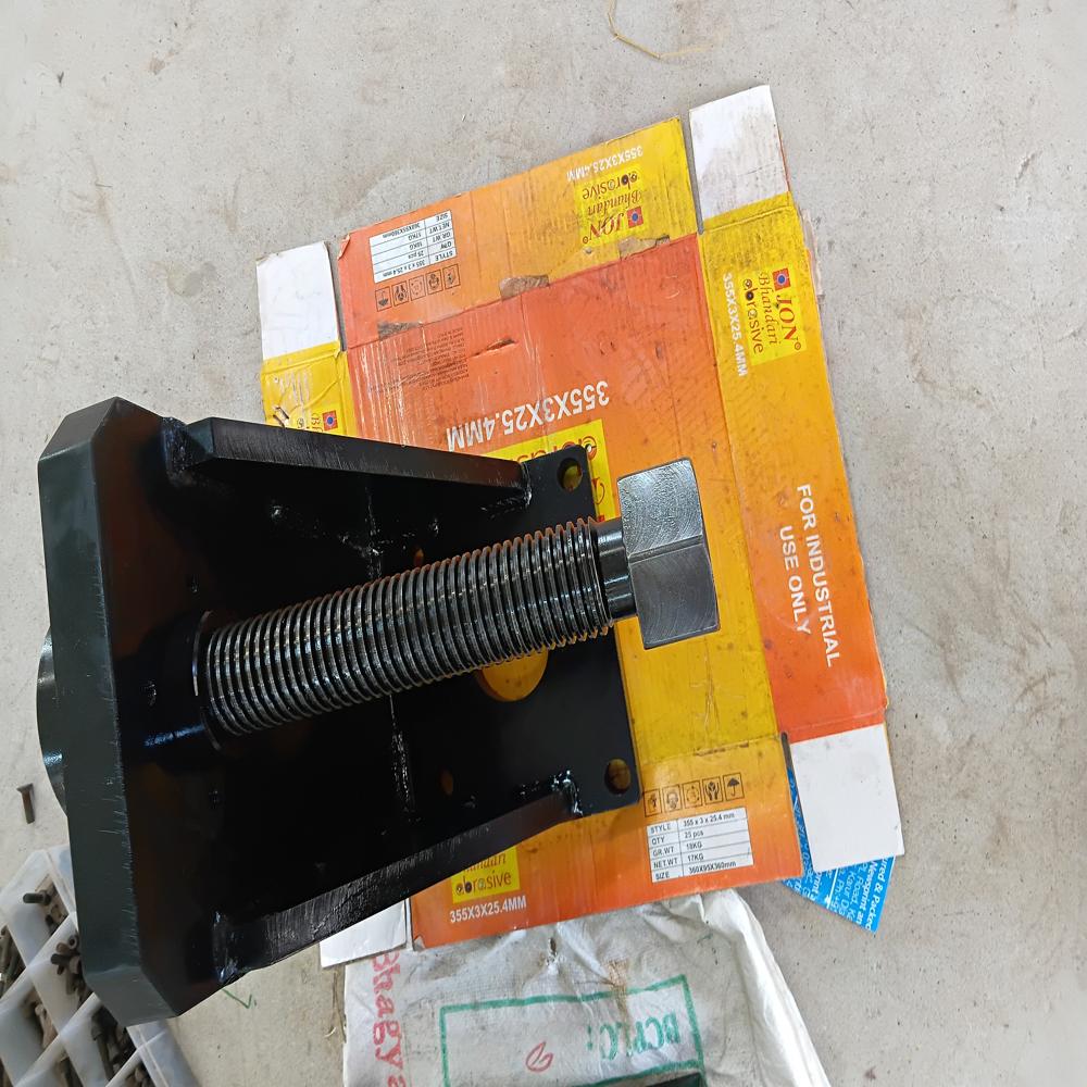 Special screw jacks for machining part support in VTL