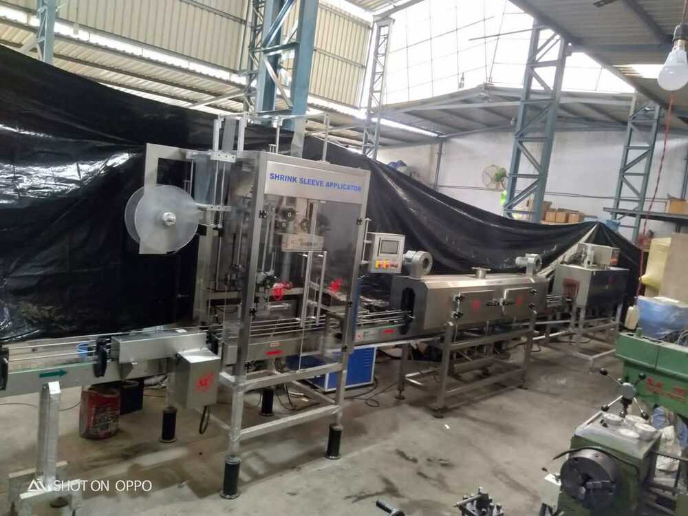 Neck Shrink sleeve applicator with heating tunnel