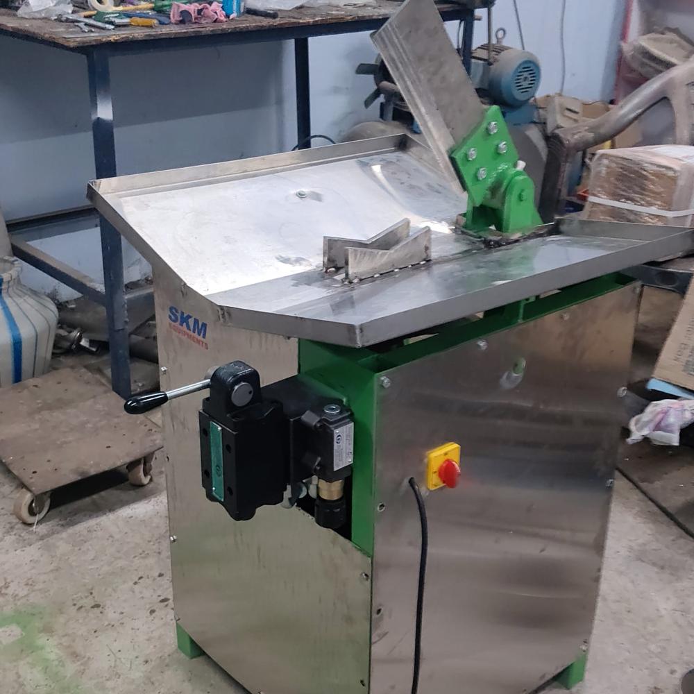 Hydraulic tender coconut cutting machine