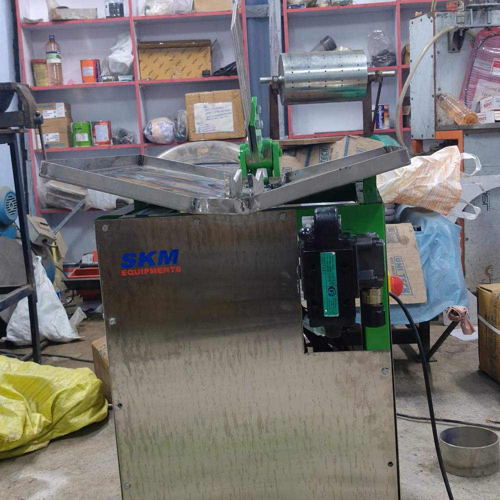 Hydraulic tender coconut cutting machine