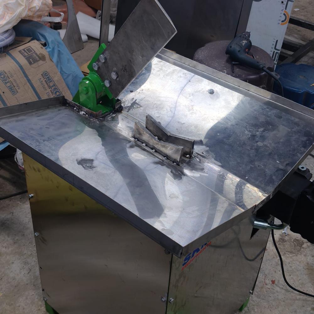 Hydraulic tender coconut cutting machine