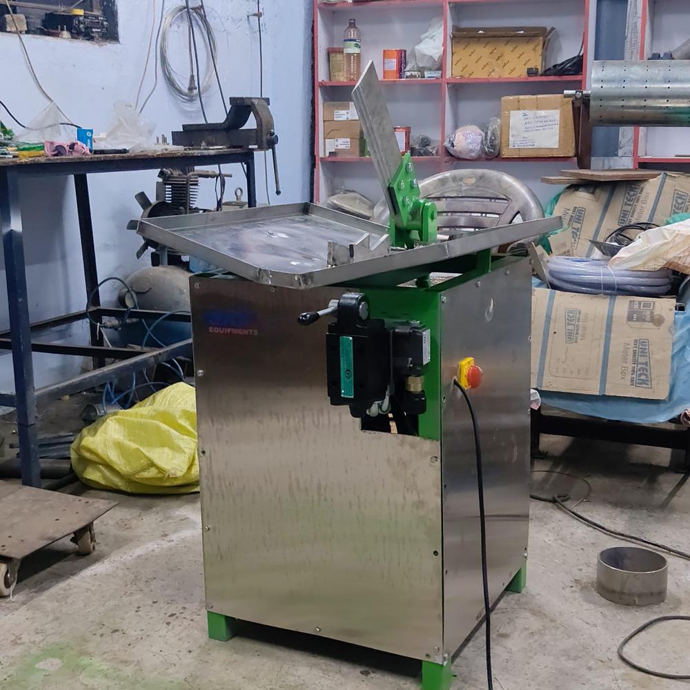 Hydraulic tender coconut cutting machine