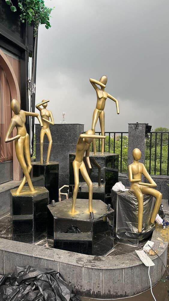 धातु की मानव मूर्ति