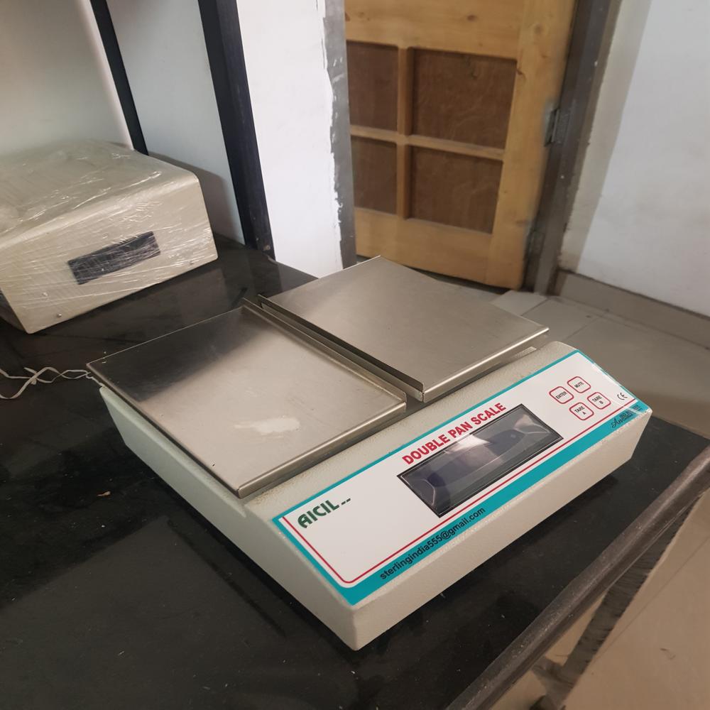 Double Pan Weighing Scale - Accuracy: 100 %